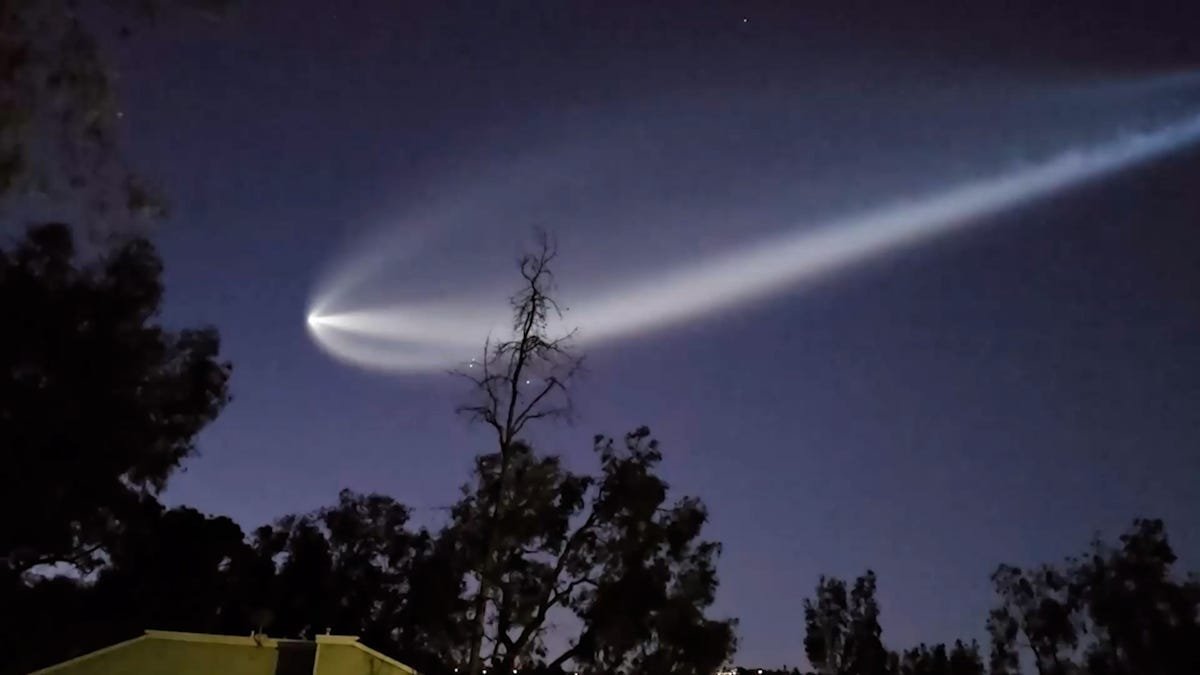 Watch SpaceX Starlink launch lights up Southern California sky