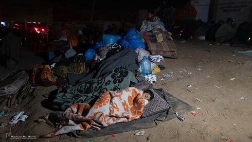 Thousands sleep outdoors as passage to the north delayed