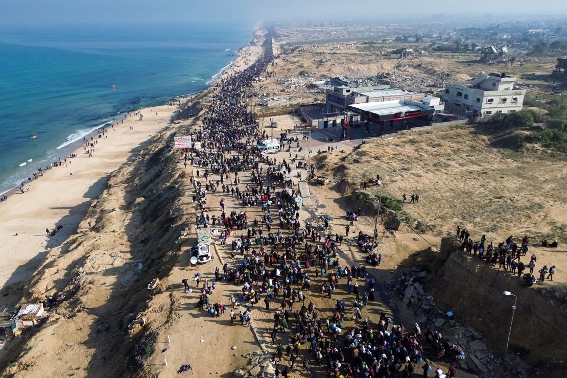 Displaced Gazans return to Gaza City on January 27.