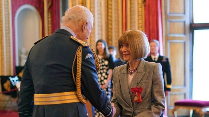 Anna Wintour takes off her iconic sunglasses for meeting with King Charles