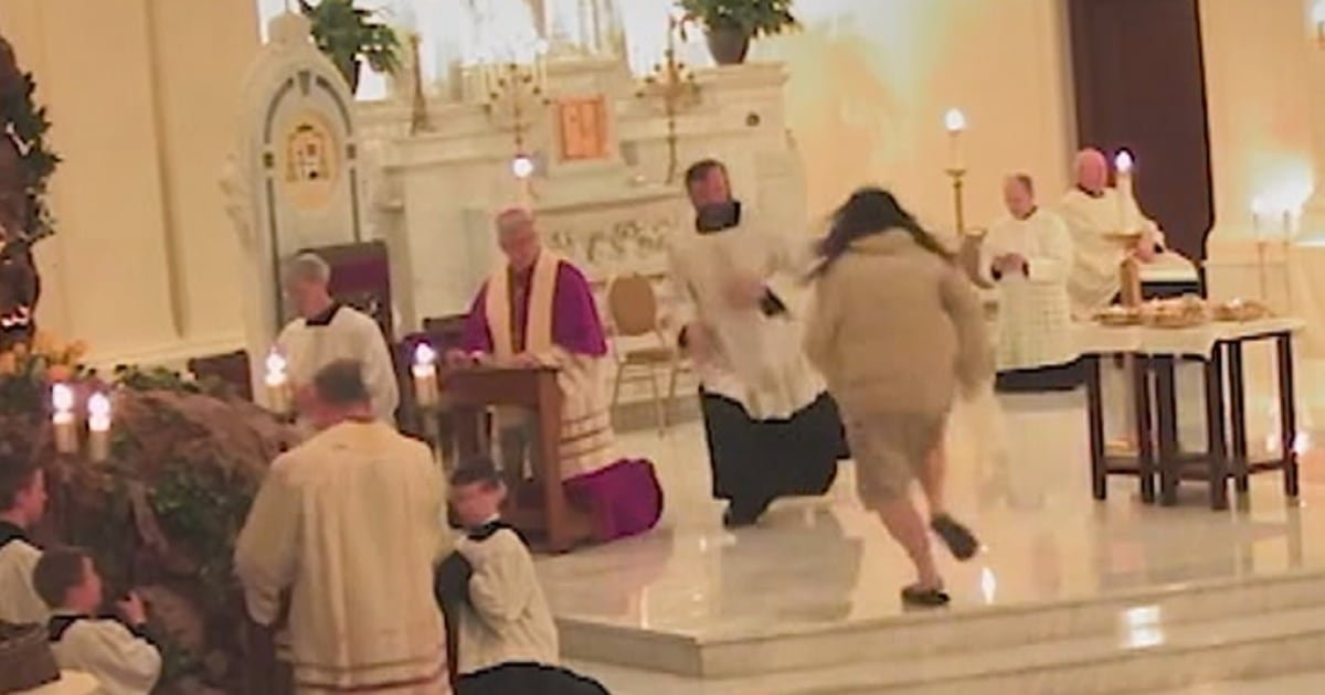 Video shows man attack priest during Washington prayer service