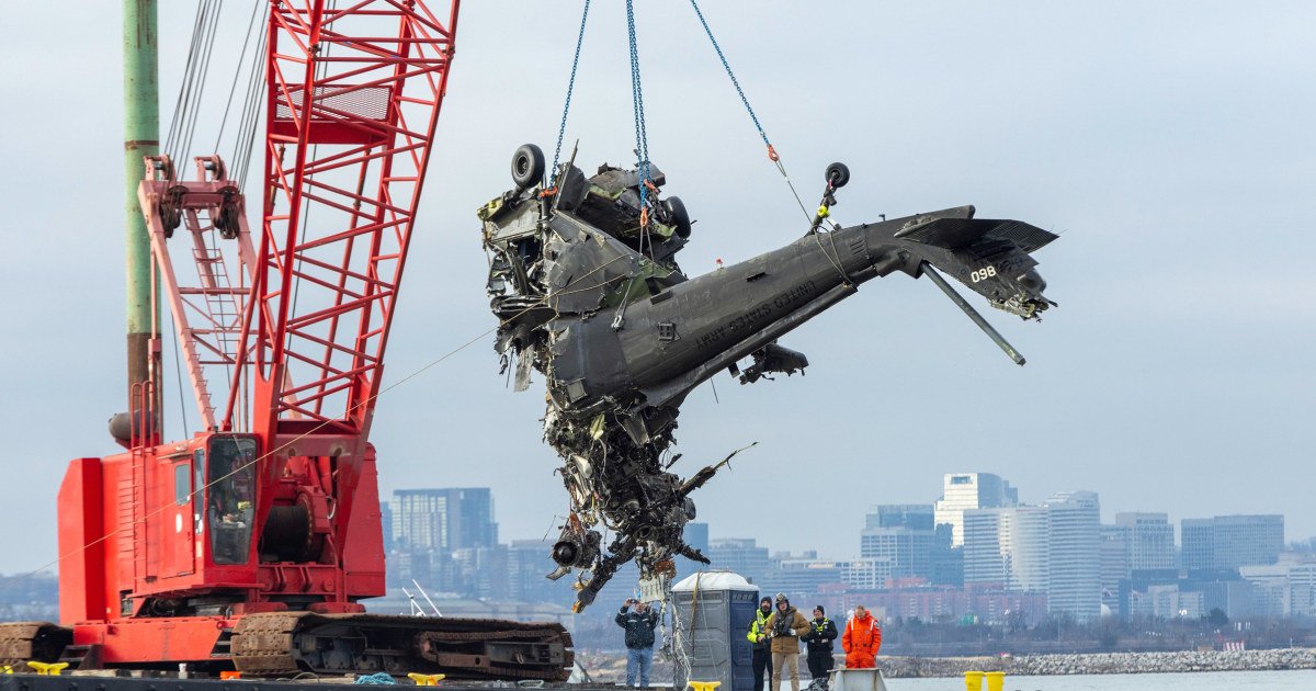 Black Hawk involved in collision that killed 67 recovered from Potomac River