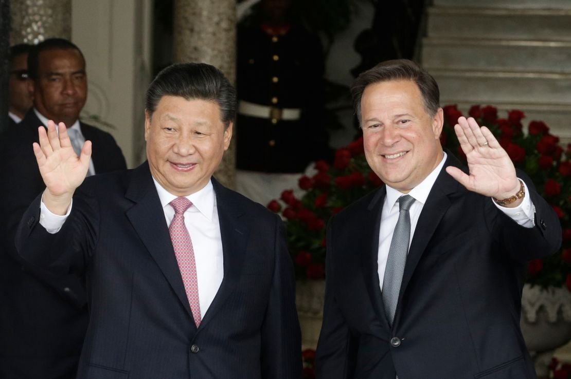 Chinese leaders Xi Jinping and Panama's then President Joan Carlos Verla Laun from the next steps of the presidential palace in Panama City in 2018.