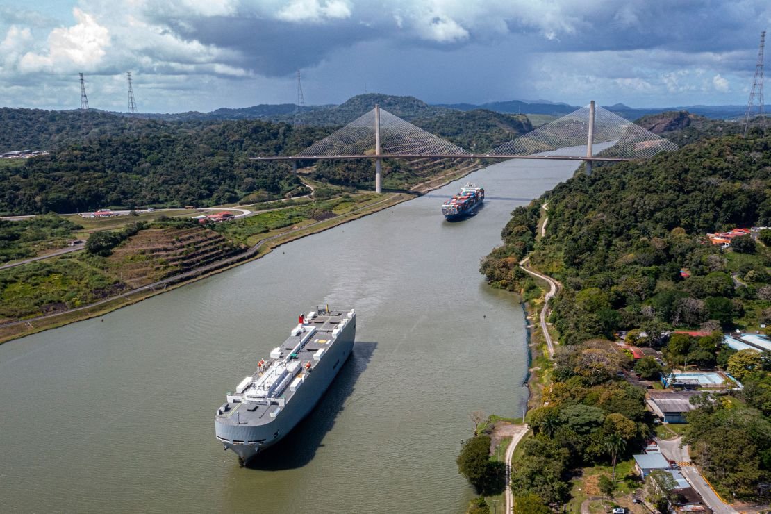 On December 13, 2022, aerial view of the Panama Canal in the Pedro Miguel Lock area in Panama City. - Whenever the ship crosses the MiFLourores Lock, the most famous gate in the Panama Canal, 200 million liters of fresh water is emitted into the sea. . This operation was repeated more than 14,000 times during 2022, which connects the two largest oceans in the world to the strategic lar, whose main source of energy for shifting ships is rainwater. -