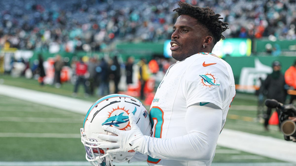 Tyreek Hill wants to stay with Dolphins, apologizes to Tua Tagovailoa