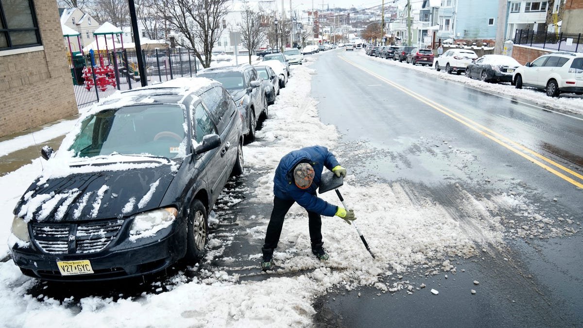 Winter storm poised to slam
a dozen states; see forecast updates