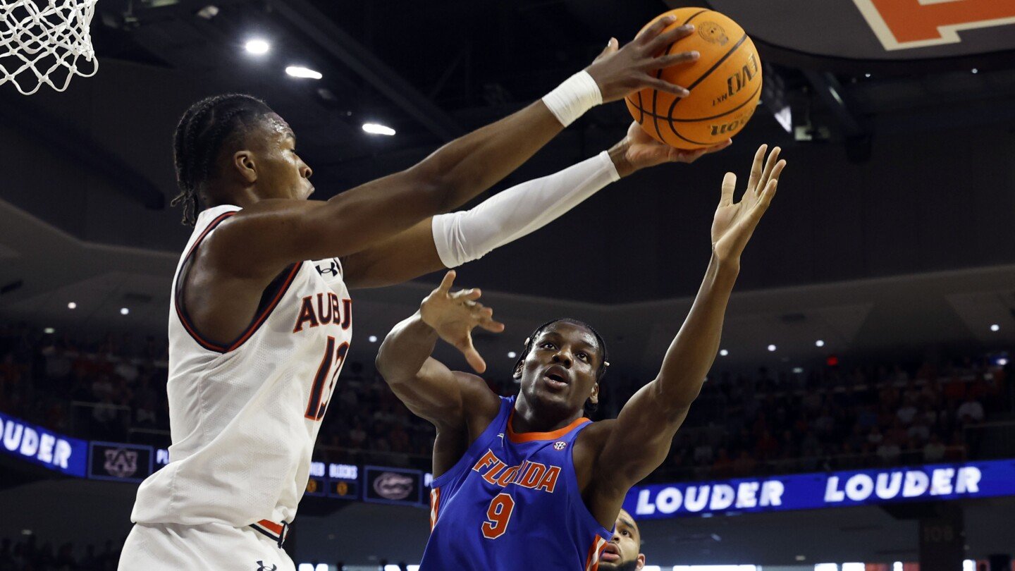 Auburn edges Alabama atop AP Top 25 despite loss, Duke and Florida tied at No. 3; UConn drops out