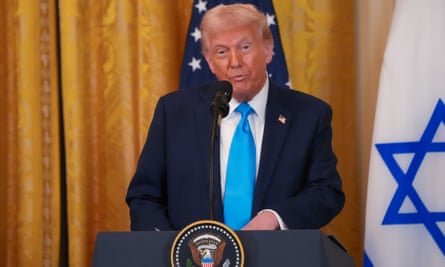 Donald Trump wore a blue tie in podium with us and the Israeli flag behind