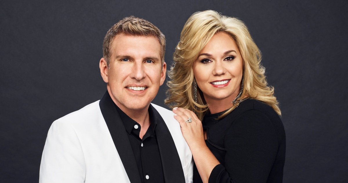 Imprisoned 'Chrisley Knows Best' couple to seek pardons from Trump