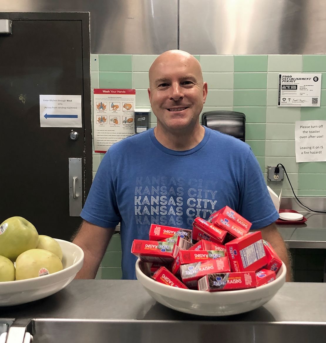 Chef Peter Beefa makes food and helps to provide contacts for residents of the New House C -House in Missouri's Kansas City.