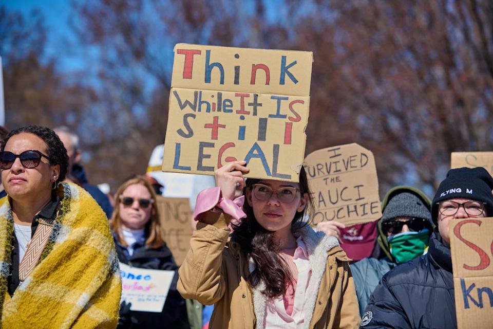 In a protest people have signs with messages such as & quot; Think that it is still legal. & quot;