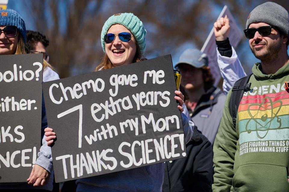 A protest people have held an indicator & quot; Chirano gave me 7 extra years with his mother. Thanks science! & quot;