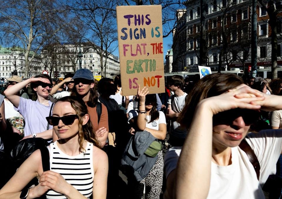 A crowd in a rally, which indicates a person who says, & quot; This symbol is flat, not ground. & quot;