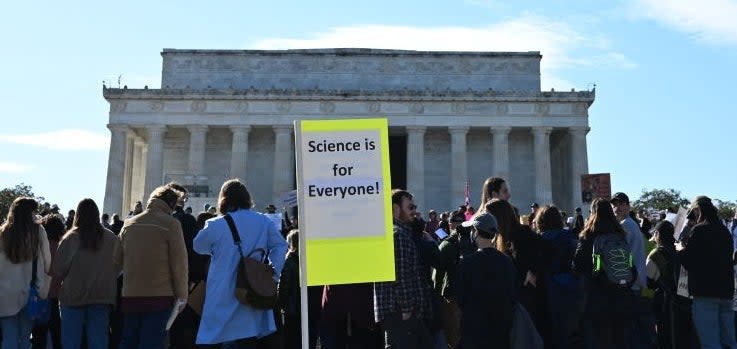 The crowd gathers in front of the Lincoln Memorial, which is a symbol that is read & quot; Science is for everyone! & quot;