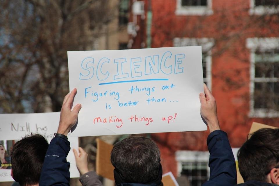 A symbol that is read in, & quot; Science: It is better to find things to find things! & quot; In any protest or rally