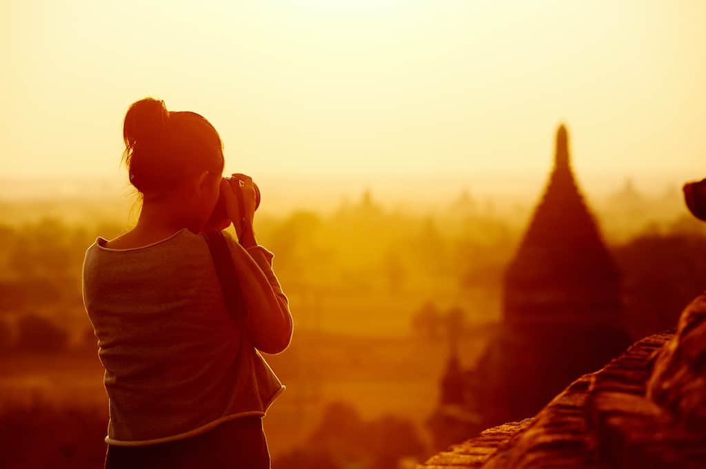 At the time of sunrise, Bagan is photographing women passenger temples in Myanmar Asia