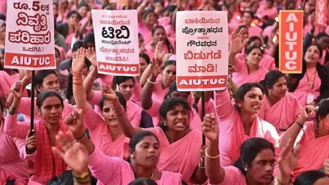 Hundreds of female play cards are seen in the pink saree in Bangalore in Bangalore in Karnataka, India on January 7, holding slogans and shouting slogans.