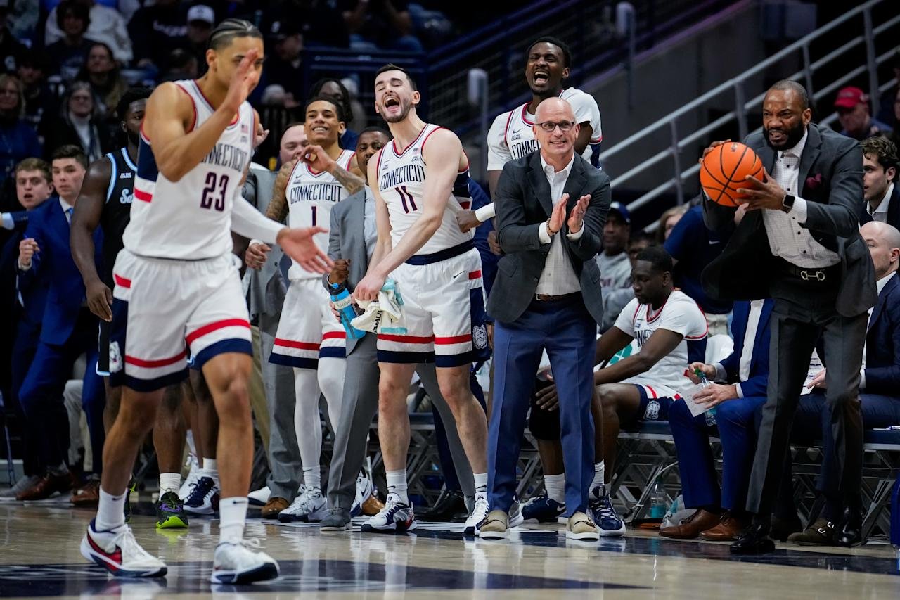 Stores, Connecticut - March 8: Connective Stores on March 8, 2025, in the first half of the NCAA basketball game against the pirates at the Harry A Gampel Pavilion, Dan Herley, head coach of Connecticut Haskiz, reacted. (Photo that Biglouks/Getty Images)