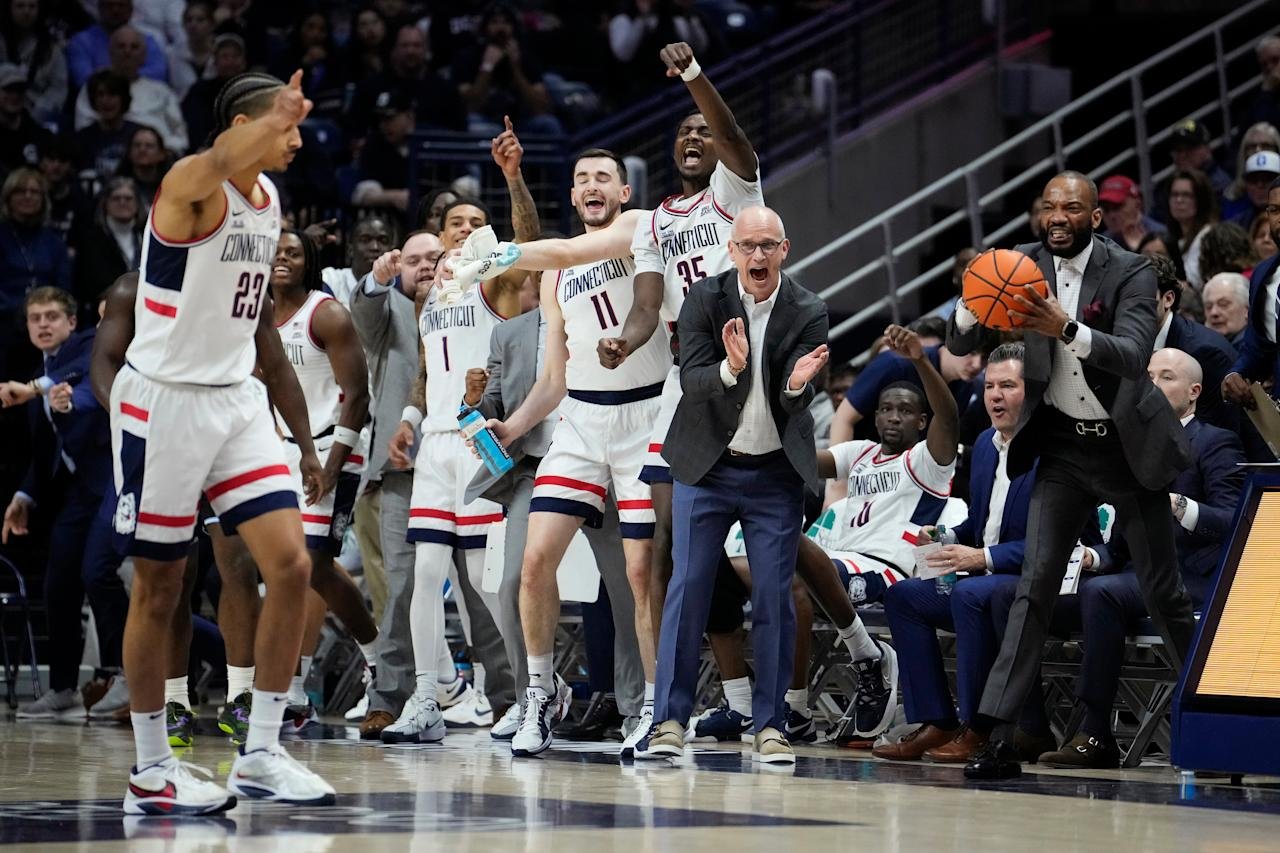 Stores, Connecticut - March 8: Connecticut, Connecticut, Connecticut in Harry A Gampel Pavilion, during the first half of the NCAA basketball game against the pirates, connective Husky and Husky Bench head coach Dan Herley appeared. (Photo that Biglouks/Getty Images)