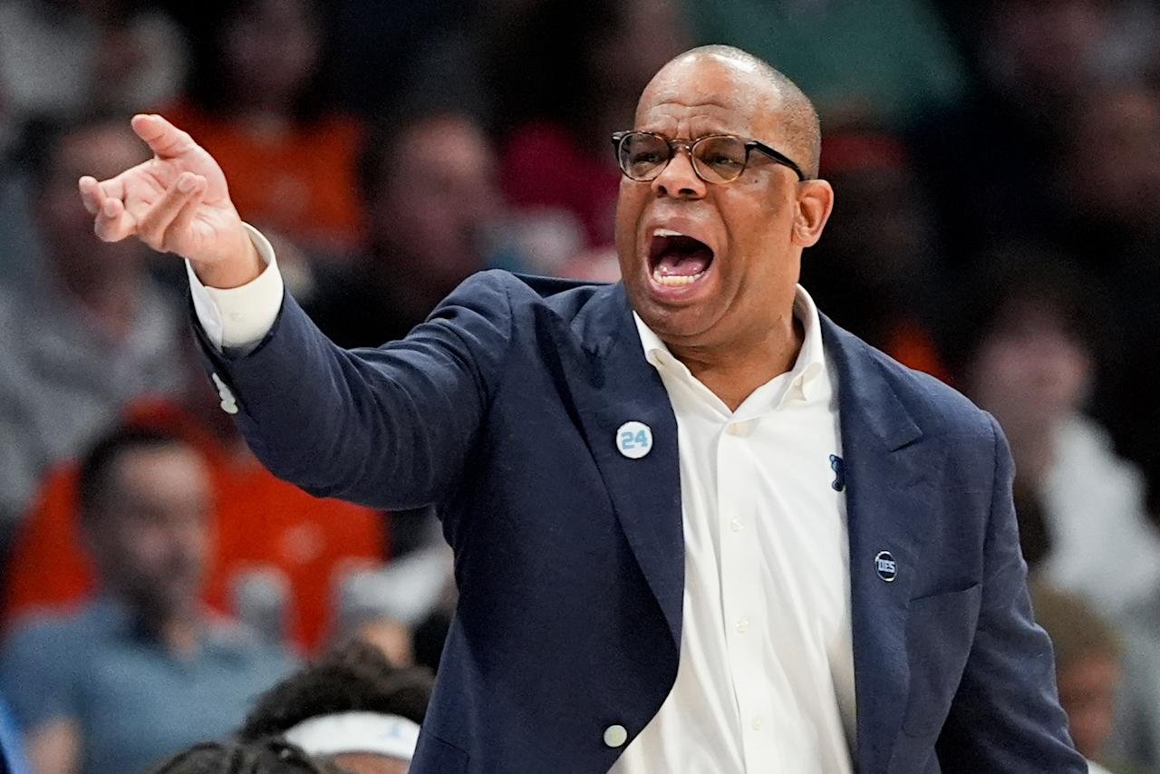 North Carolina Head Coach Hubert Davis scored in the semi -finals of the Atlantic Coast Conference Tournament against Duke during the first half of the NCAA College Basketball Game, on March 14, 2025, in Charlotte, NC (AP Photo/Chris Carlson).