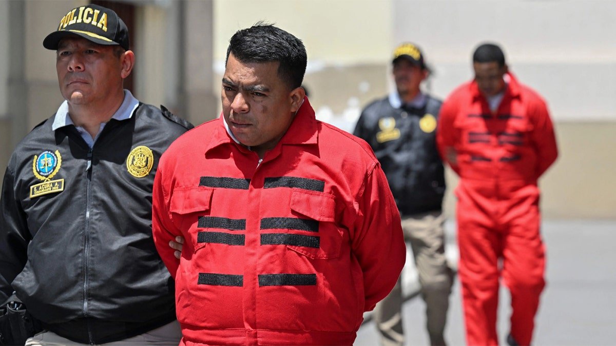 Peru's police are following the transfer of several members of the Train de Aragwa criminal organization in Lima on October 5, 2023. Peru police arrested the alleged leader and 31 other members on Thursday, according to the Venezuelan criminal organization, which is the cause of terrorism in several South American countries, in several South American countries. The action against it was considered to be the most dangerous group working in Peru.