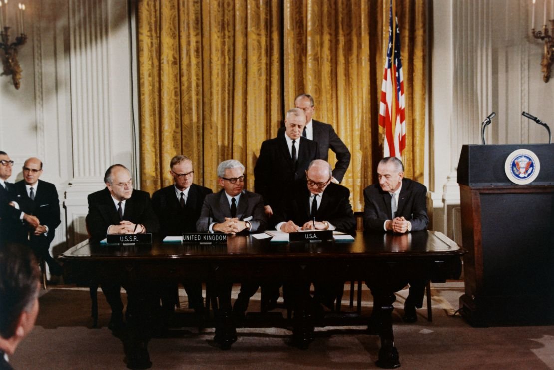 President London B. Johnson looks like other countries, including the right, the Soviet Union, on January 27, 1967, in Washington DC, signing an international agreement banning weapons in the outer space.