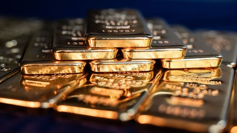 Gold price hits record $3,000 per ounce