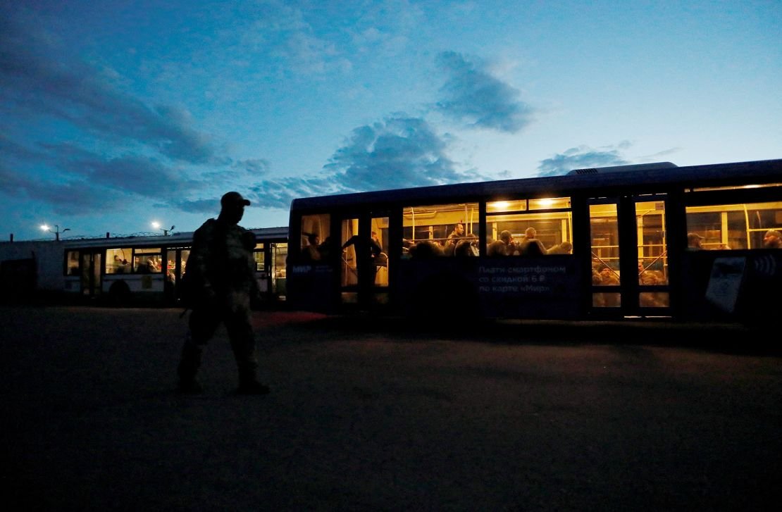 Members of the Ukrainian service, who surrendered after weeks to the works of Ezosol Steel in Maripol, appear inside a bus that arrived at the convenience of May 17, 2022 in Olnoka, Donetsk.