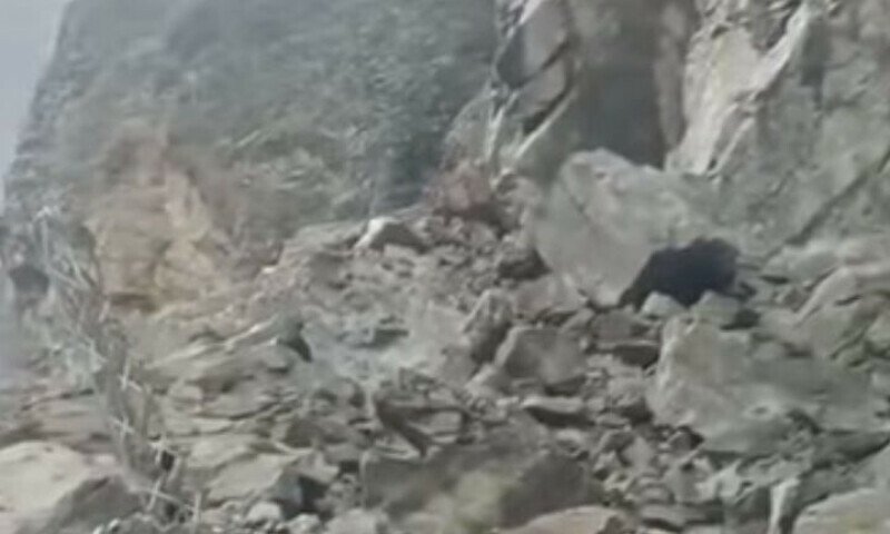 Karakoram Highway blocked in Lotar area of Kohistan due to landslide - Pakistan