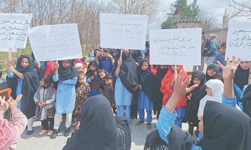 Kurram schoolgirls protest road closures - Pakistan