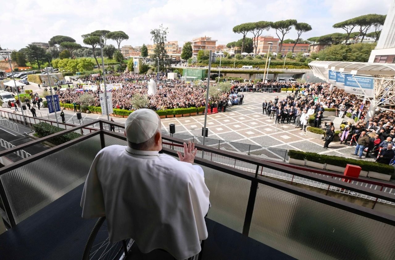 Pope Francis makes first public greeting and blessing from hospital