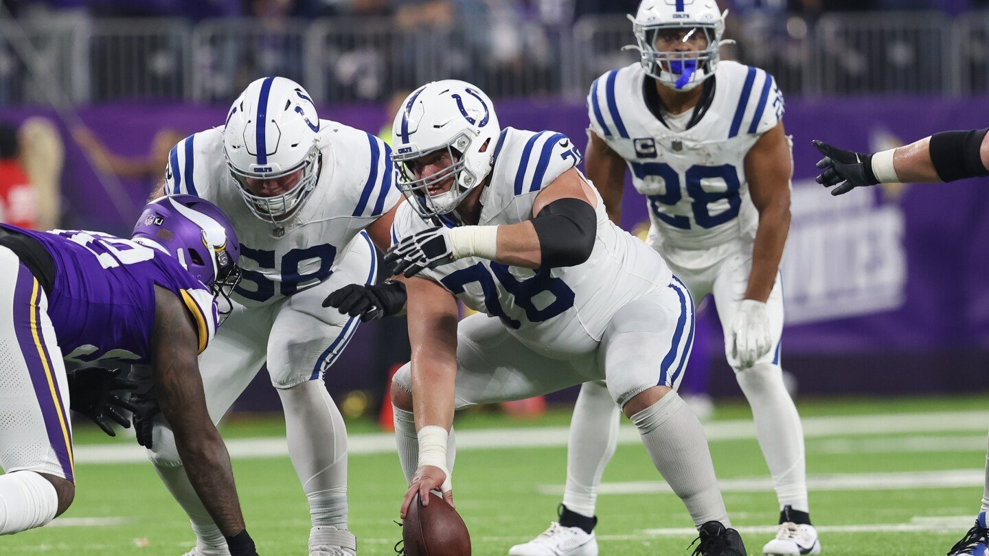 Vikings agree to two-year deal with C Ryan Kelly