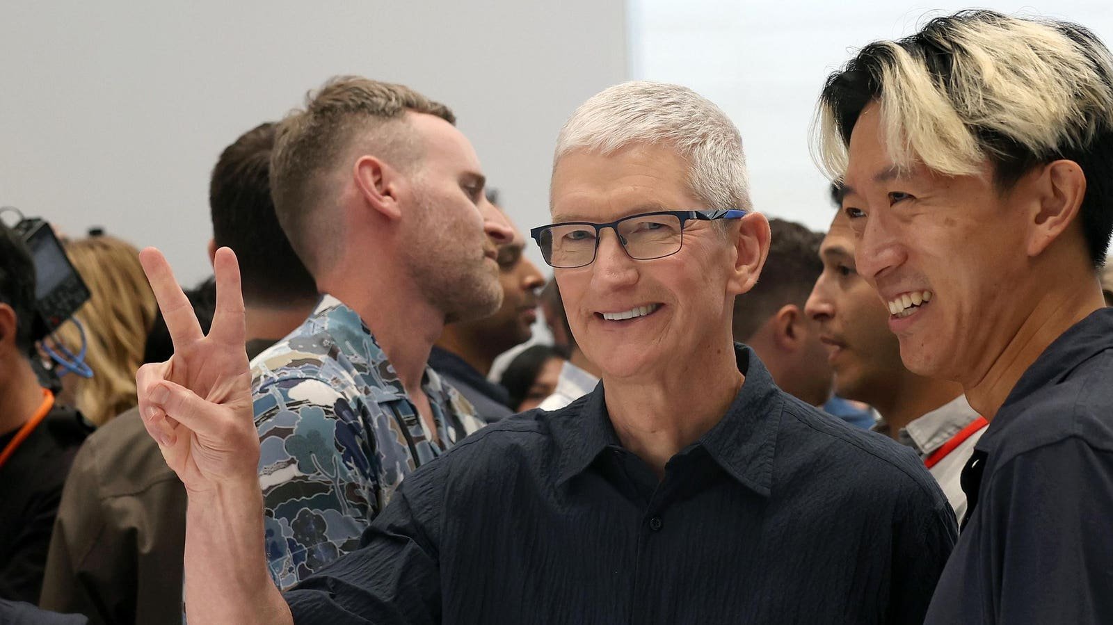 iPhone 17 Pro Leaks, MacBook Air Reviews, How AI Is Damaging Tim Cook’s Apple